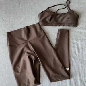 Alo yoga full length leggings and matching bra.